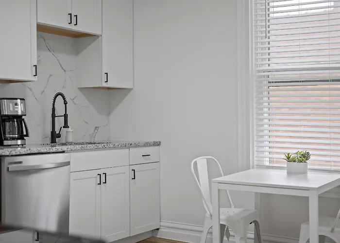 Homestay Shadyside, !f Modern And Bright Private Bedroom With Shared Bathroom *