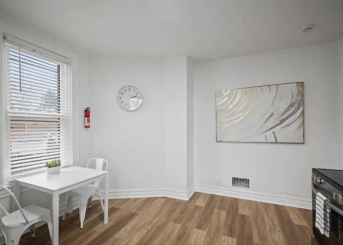 Shadyside, !f Modern And Bright Private Bedroom With Shared Bathroom