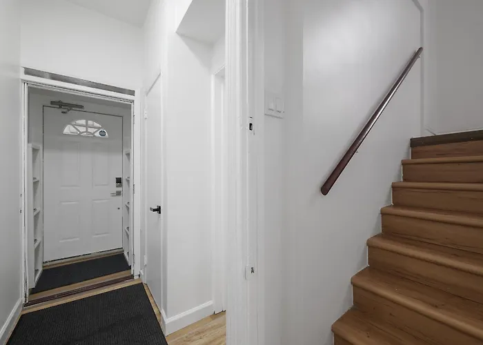 Shadyside, !f Modern And Bright Private Bedroom With Shared Bathroom Homestay *