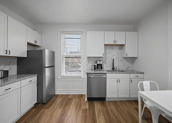 Homestay Shadyside, !f Modern And Bright Private Bedroom With Shared Bathroom Pittsburgh