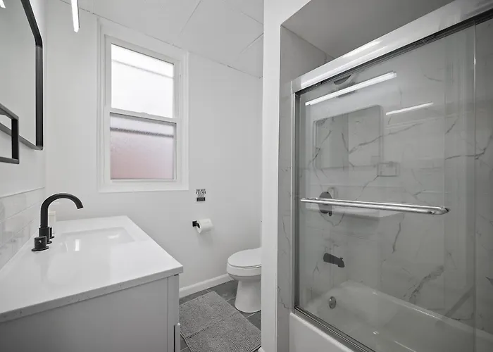 Shadyside, !f Modern And Bright Private Bedroom With Shared Bathroom