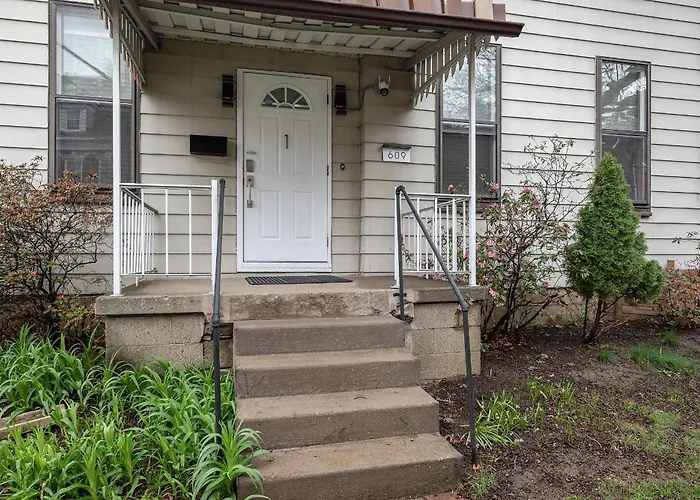 Shadyside, !f Modern And Bright Private Bedroom With Shared Bathroom Homestay *