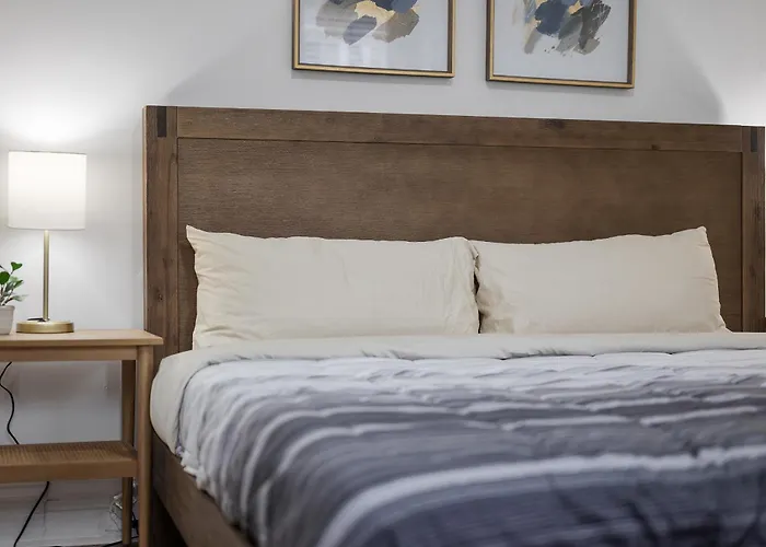Shadyside, !f Modern And Bright Private Bedroom With Shared Bathroom Homestay *