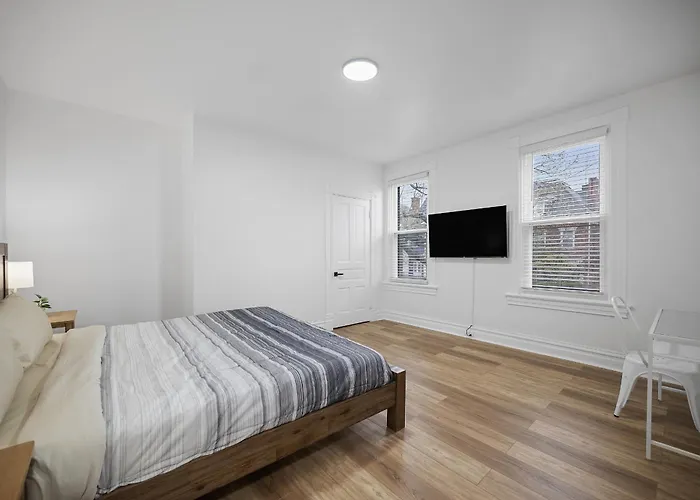 Homestay Shadyside, !f Modern And Bright Private Bedroom With Shared Bathroom